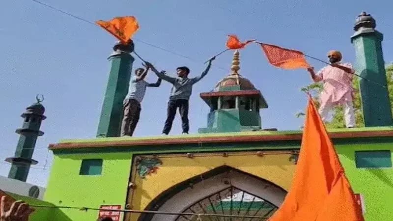 गाजी सालार मसूद की मजार पर भगवा झंडा: प्रयागराज में रामनवमी पर उबाल