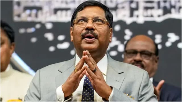 SUPREME COURT में वकील ने CJI GAVAI पर फेंका जूता | सनातन का अपमान नहीं सहेंगे नारे से मचा हड़कंप | O NEWS HINDI