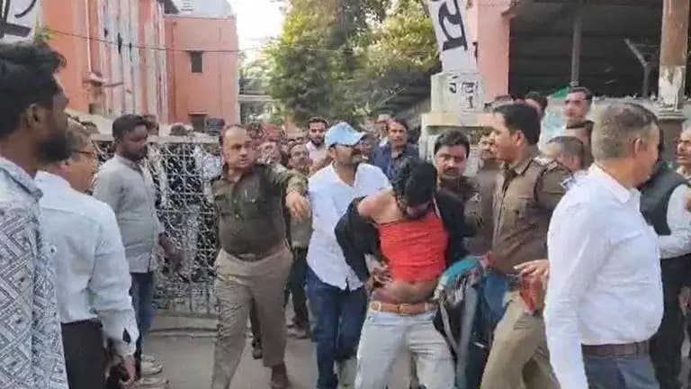 मुस्लिम लड़का हिन्दू लड़की को लेकर निकाह करने पहुंचा कोर्ट,लव जिहाद कह वकीलों ने जमकर कर दी कुटाई ...