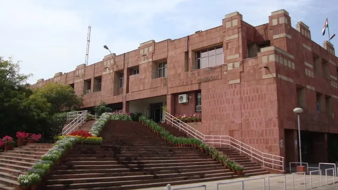 JNU में वक्फ कानून के खिलाफ भड़का आक्रोश, छात्रों ने जलाई कानून की कॉपी