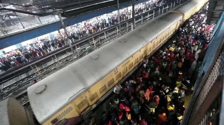 नई दिल्ली रेलवे स्टेशन पर भगदड़ में अब तक 18 लोगों की मौत, 14 महिलाएं शामिल