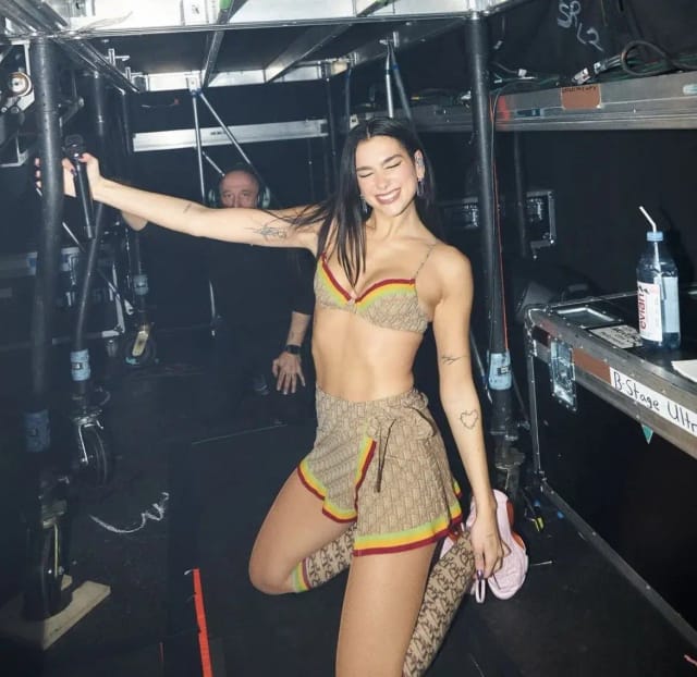 दुआ लीपा की पतली कमर और टोन्ड बॉडी का राज